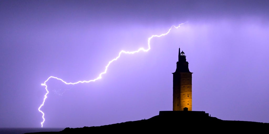 La increíble historia del único faro romano y el más antiguo del mundo ...