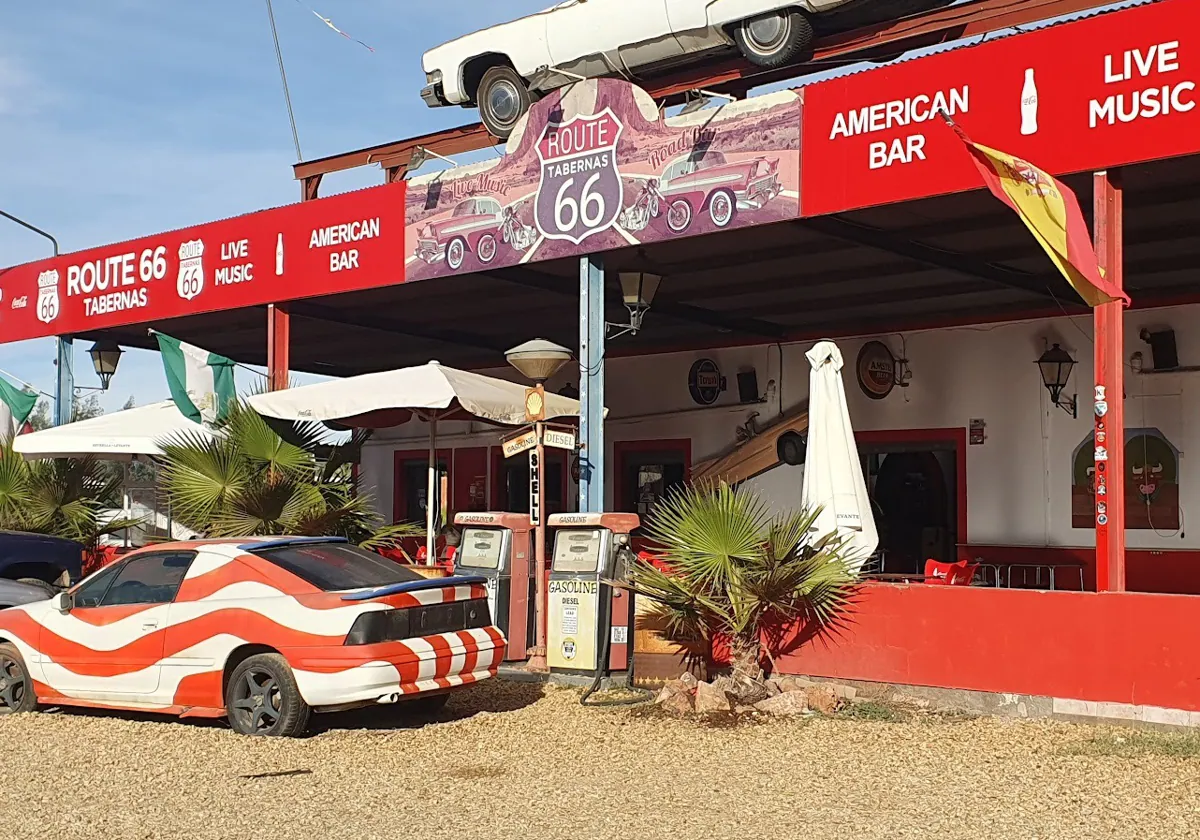 En Tabernas junto a la carretera se ubica un bar típico americano