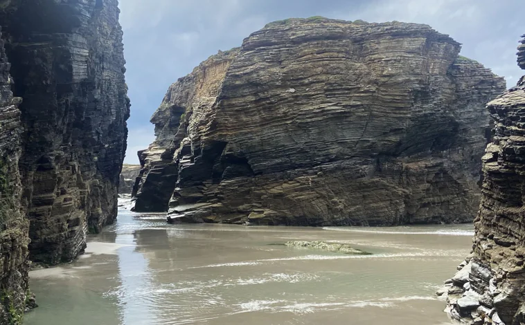 Imagen principal - La lancha que parte del puerto deportivo de Ribadeo en Portillán con rumbo a la playa de As Catedrais con paradas en las cetáreas de Rinlo, Penacín y Estornín