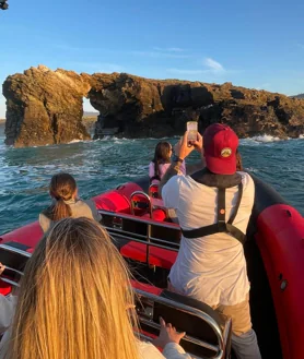 Imagen secundaria 2 - La lancha que parte del puerto deportivo de Ribadeo en Portillán con rumbo a la playa de As Catedrais con paradas en las cetáreas de Rinlo, Penacín y Estornín