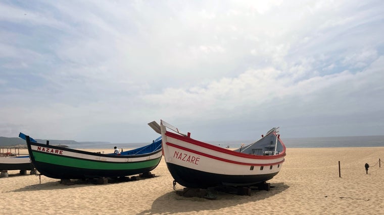 Barcas de pescadores que decoran la playa de Nazaré