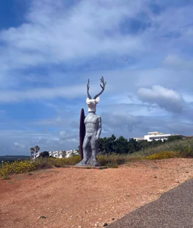 Imagen secundaria 2 - La iglesia de Nuestra Señora de Nazaré, la Ermita de la memoria con el mirador de Suberco y estatua de surfista con cabeza de venado de Adàlia Alberto