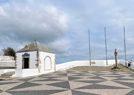 Imagen secundaria 1 - La iglesia de Nuestra Señora de Nazaré, la Ermita de la memoria con el mirador de Suberco y estatua de surfista con cabeza de venado de Adàlia Alberto