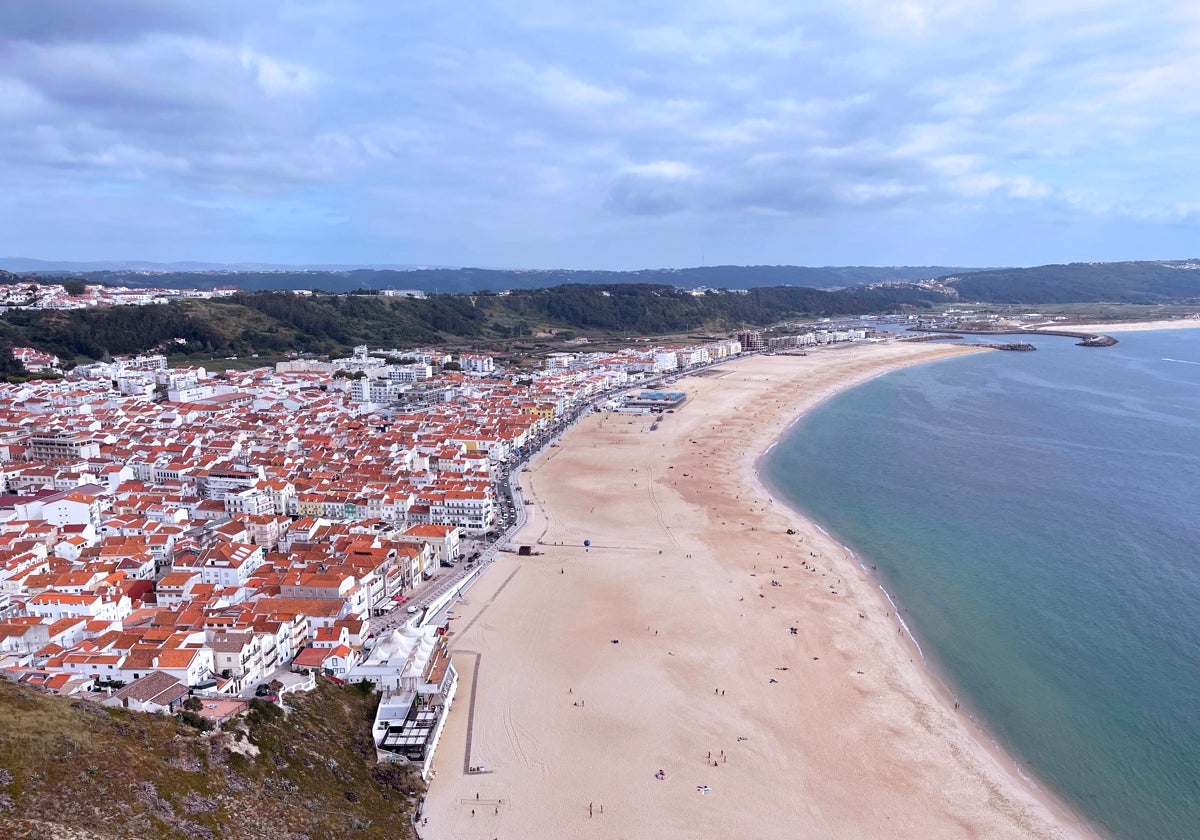 Vista del pueblo de Nazaré y su playa urbana desde el barrio de Sìtio