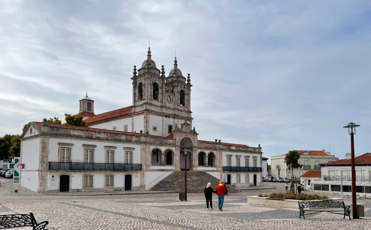 Imagen principal - La iglesia de Nuestra Señora de Nazaré, la Ermita de la memoria con el mirador de Suberco y estatua de surfista con cabeza de venado de Adàlia Alberto