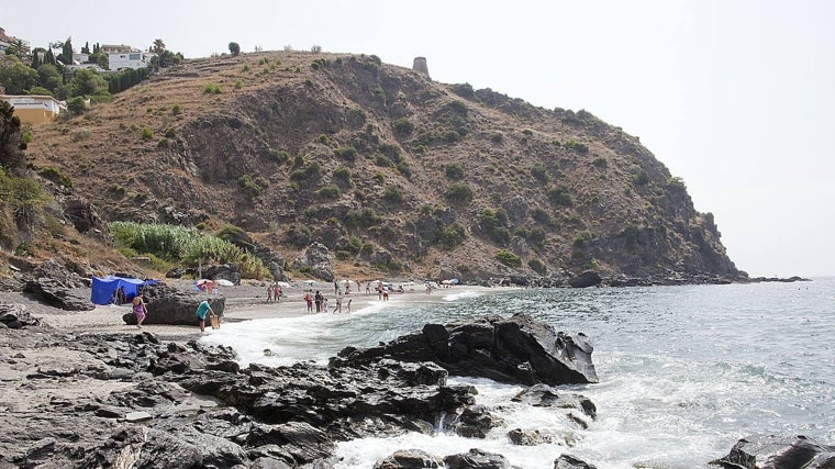 La pequeña cala de Curumbico, entre Almuñécar y Salobreña