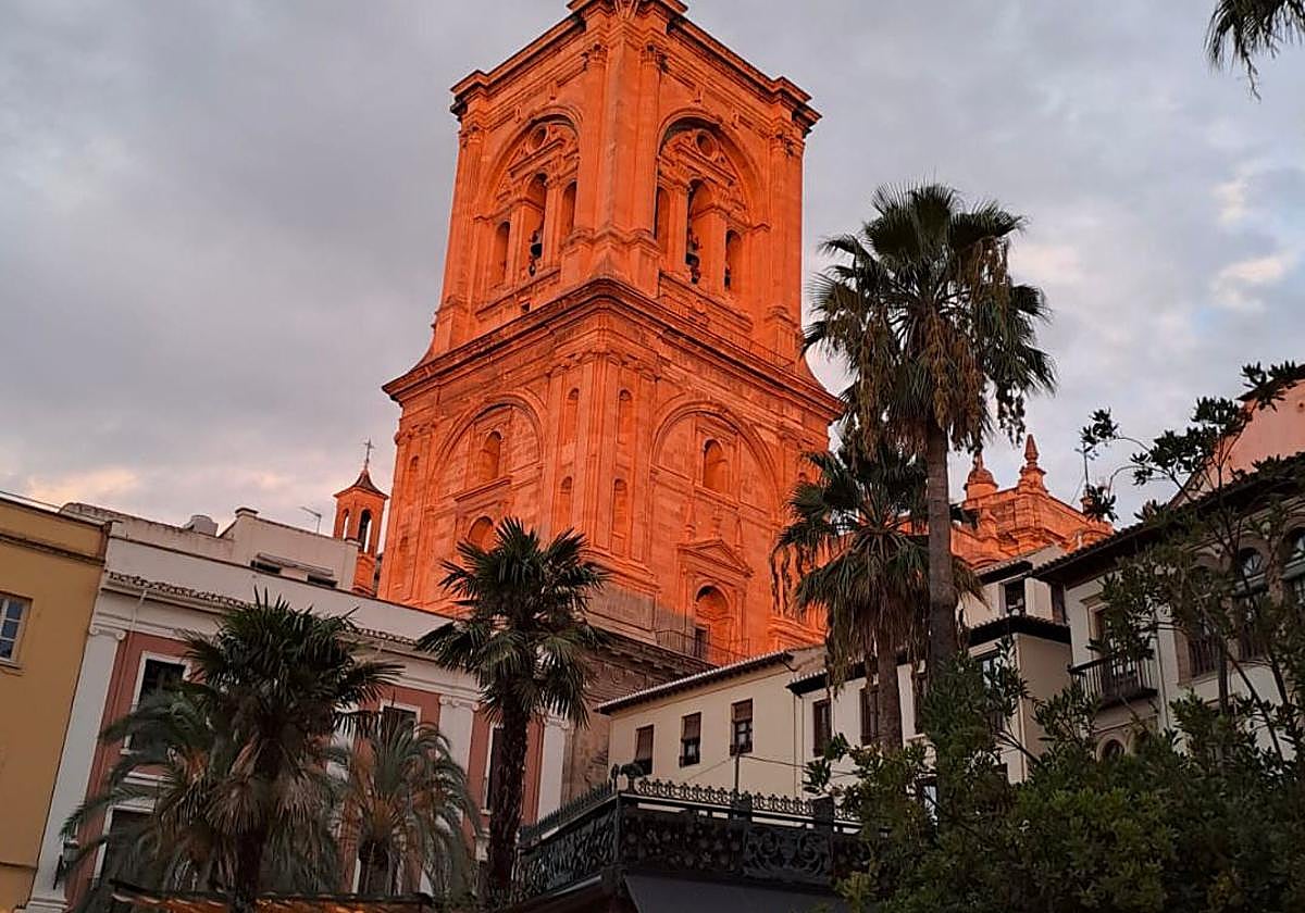 Torre de la catedral desde la Plaza de la Romanilla, en la Granada renacentista y barroca