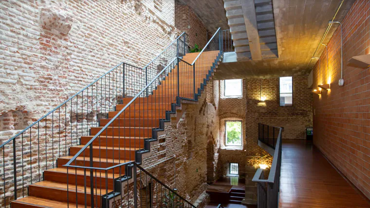 Junto a la biblioteca se creó un aulario que comunica con esta a través de la antigua entrada principal de la iglesia