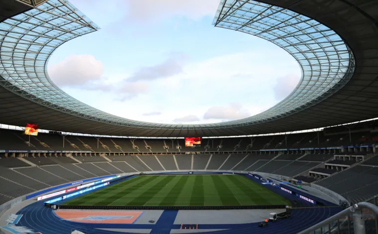 Imagen principal - En la foto superior, el estadio vacío, a la espera de que lo 'enciendan' las estrellas de la final de la Eurocopa. Junto a estas líneas, el exterior en el partido Países Bajos-Turquía. 