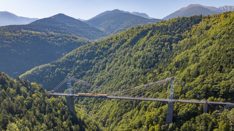 Imagen del Tren Amarillo atravesando el puente de Gisclard