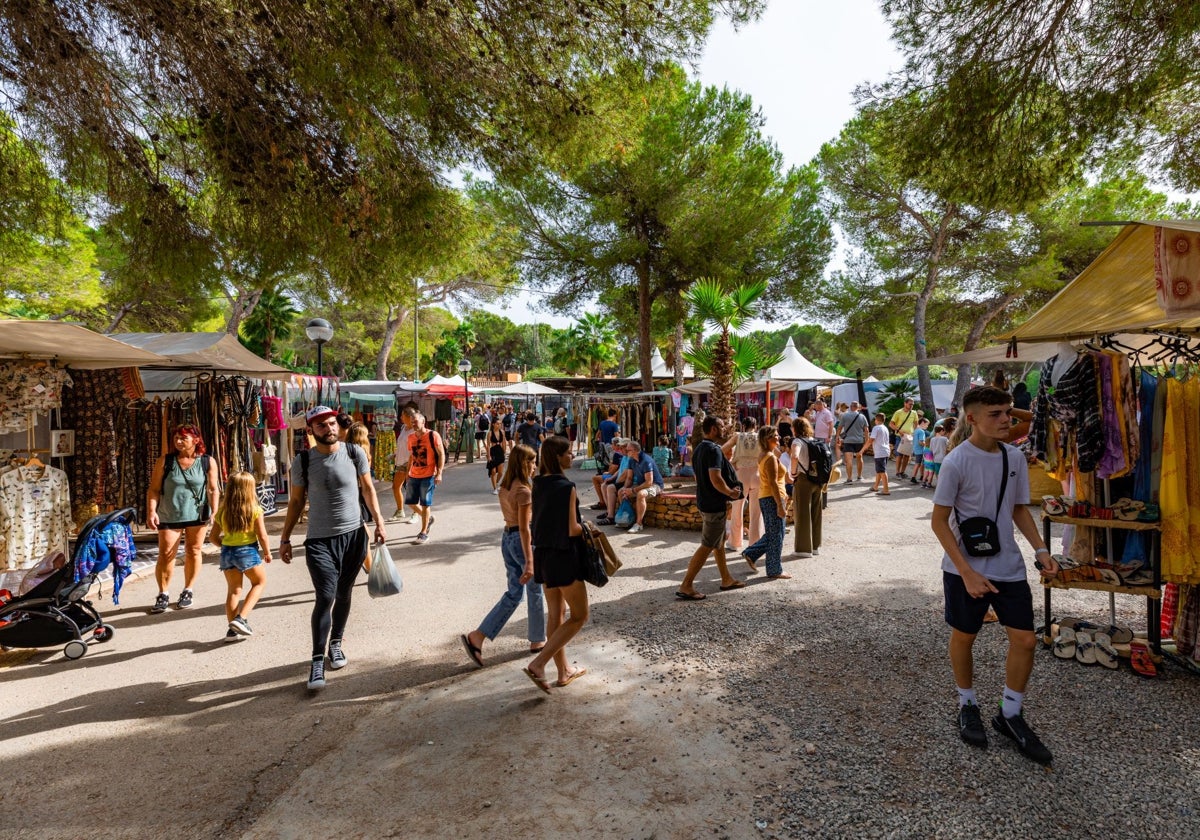 Ambiente en el Hippy Market Punta Arabí