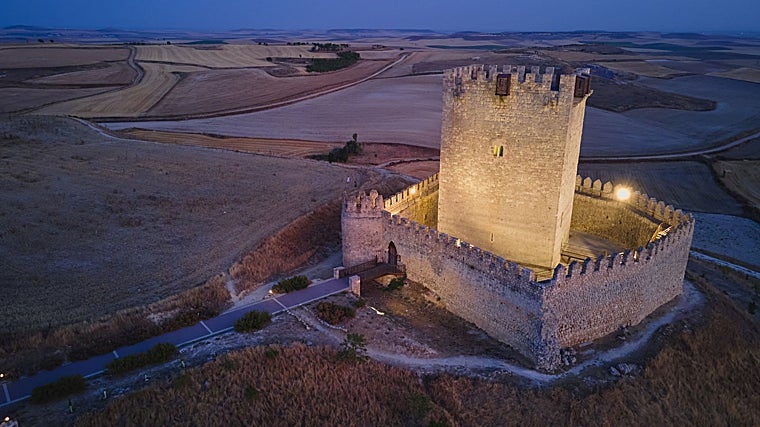 La Torre del Homenaje del castillo es como un faro en medio de un mar de campos