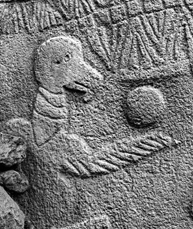 Imagen secundaria 2 - El yacimiento de Göbekli Tepe ha sido protegido por una carpa parecida a la de un campo de fútbol, con una pasarela desde la que miles de turistas observan cada día los bloques de piedra y los animales cincelados. Sanliurfa está lejos de los grandes centros turísticos de Turquía, pero es una zona clave en el desarrollo de la humanidad, cerca del Éufrates, lo que provoca un interés creciente.