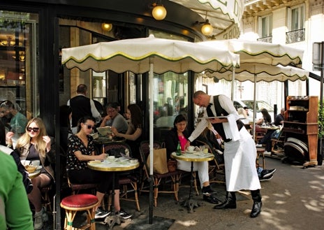 Imagen secundaria 1 - En la foto superior, los buquinistas (vendedores de libros antiguos y de ocasión), una estampa imprescindible junto al Sena. Junto a estas líneas, el Café de Flore en Saint-Germain des Pres. A la derecha, un café acogedor en plaza de La Bastille.