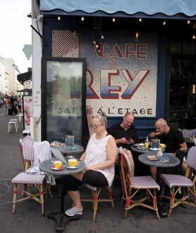 Imagen secundaria 2 - En la foto superior, los buquinistas (vendedores de libros antiguos y de ocasión), una estampa imprescindible junto al Sena. Junto a estas líneas, el Café de Flore en Saint-Germain des Pres. A la derecha, un café acogedor en plaza de La Bastille.