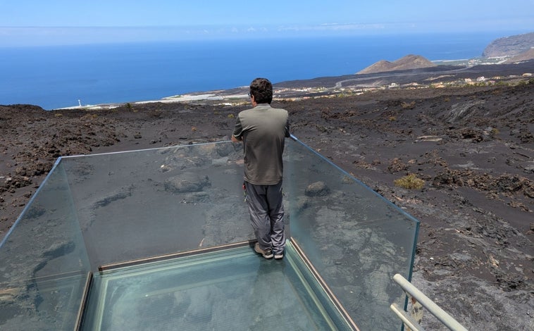 Imagen principal - En la foto superior, Félix Hernández, de 39 años, guía del centro de interpretación de las cavidades volcánicas Caños de Fuego, observa la enorme colada volcánica, con un ancho de 5 km, que devoró casas y sueños, junto a la entrada a la Cueva de las Palomas, un tubo volcánico de la erupción de 1949. Junto a estas líneas, José Ramón Roca, que organiza excursiones en barco para observar cetáceos desde Tazacorte. A la derecha, Grecia Romina Motta. La lava se tragó su restaurante en la playa de los Guirres y ahora trata de volver a empezar en 'Los Lavaderos', con el dolor de no haber recibido ayudas por su pérdida, afirma