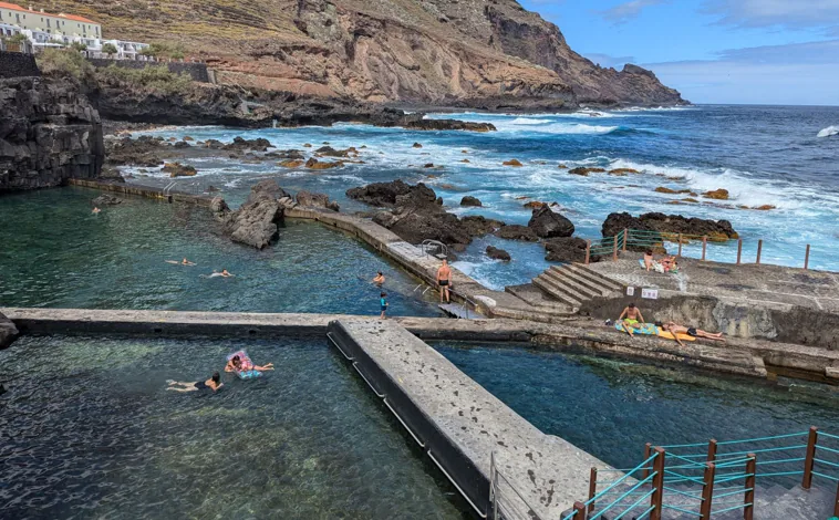 Imagen principal - La Fajana es una de las piscinas naturales más apreciadas por los palmeros. Tanto en esta como en el Charco Verde hay chiringuitos para probar las especialidades locales. A la derecha, Fabian Stiefenhofer, que abrió el hotel Banana Garden en el centro de Santa Cruz de La Palma hace dos años