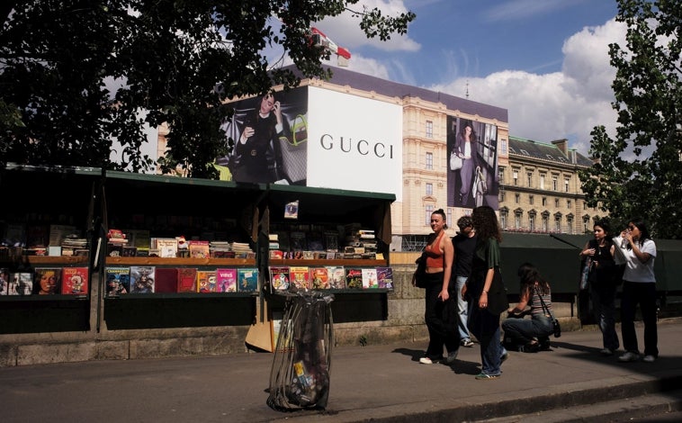 Imagen principal - En la foto superior, los buquinistas (vendedores de libros antiguos y de ocasión), una estampa imprescindible junto al Sena. Junto a estas líneas, el Café de Flore en Saint-Germain des Pres. A la derecha, un café acogedor en plaza de La Bastille.