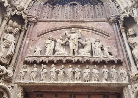 Imagen secundaria 1 - La plaza de Santiago atesora un gigantesco mosaico del Juego de la Oca, único en España, que muestra la mágica relación entre el juego y el Camino. Junto a estas líneas, la iglesia de San Bartolomé, del siglo XIII, y el trazado medieval de la calle Ruavieja.