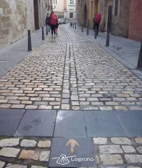 Imagen secundaria 2 - La plaza de Santiago atesora un gigantesco mosaico del Juego de la Oca, único en España, que muestra la mágica relación entre el juego y el Camino. Junto a estas líneas, la iglesia de San Bartolomé, del siglo XIII, y el trazado medieval de la calle Ruavieja.