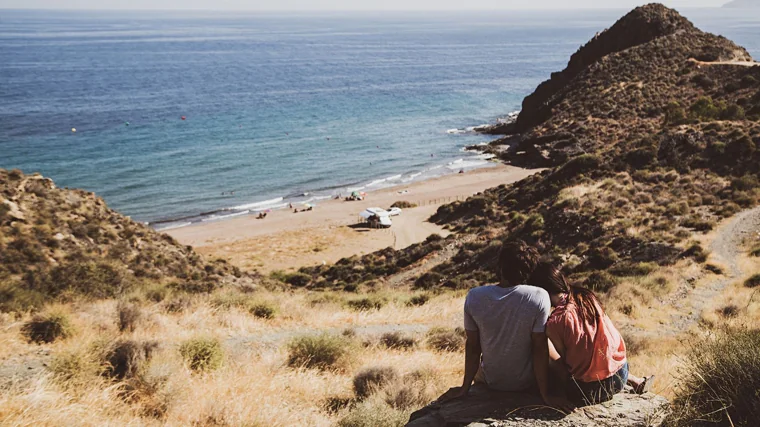 Pareja disfrutando de las playas de Calnegre