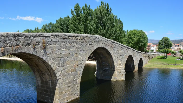 Un baño bajo un puente del siglo XVI a menos de dos horas de Madrid
