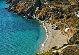 Diez playas de Andalucía con arena negra que parecen sacadas de un volcán