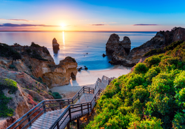 200 escalones que te llevan al cielo: la impresionante cala de Portugal con nombre de cantante que tienes que descubrir este verano