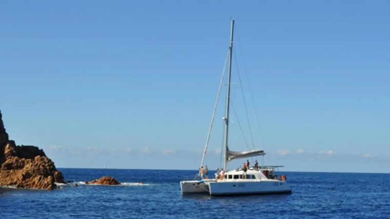 Un catamarán más convencional, junto a la costa