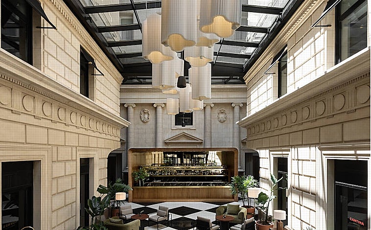 Imagen principal - El nuevo hotel Casa Lucía, en Buenos Aires, ocupa un histórico edificio señorial del Barrio Norte.