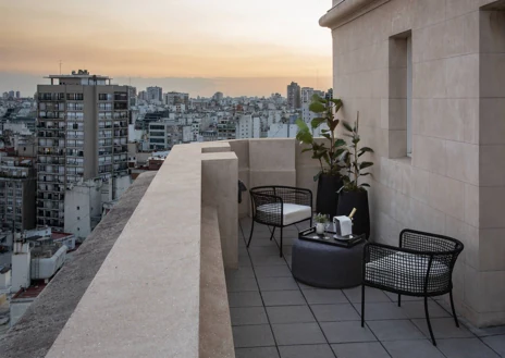 Imagen secundaria 1 - Una suite de Casa Lucía, la terraza de otra y parte de Le Club Bacan.