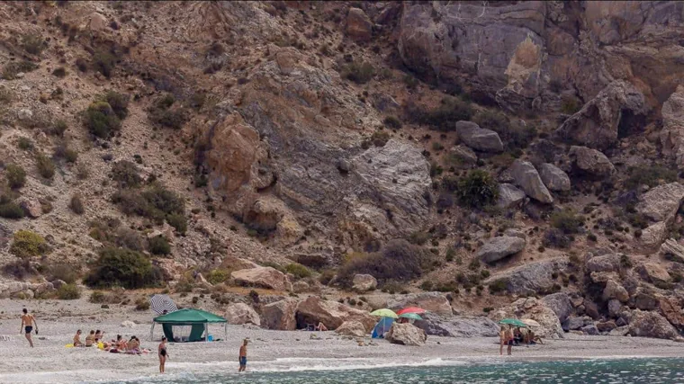 A la playa de Rijana se accede atravesando un túnel