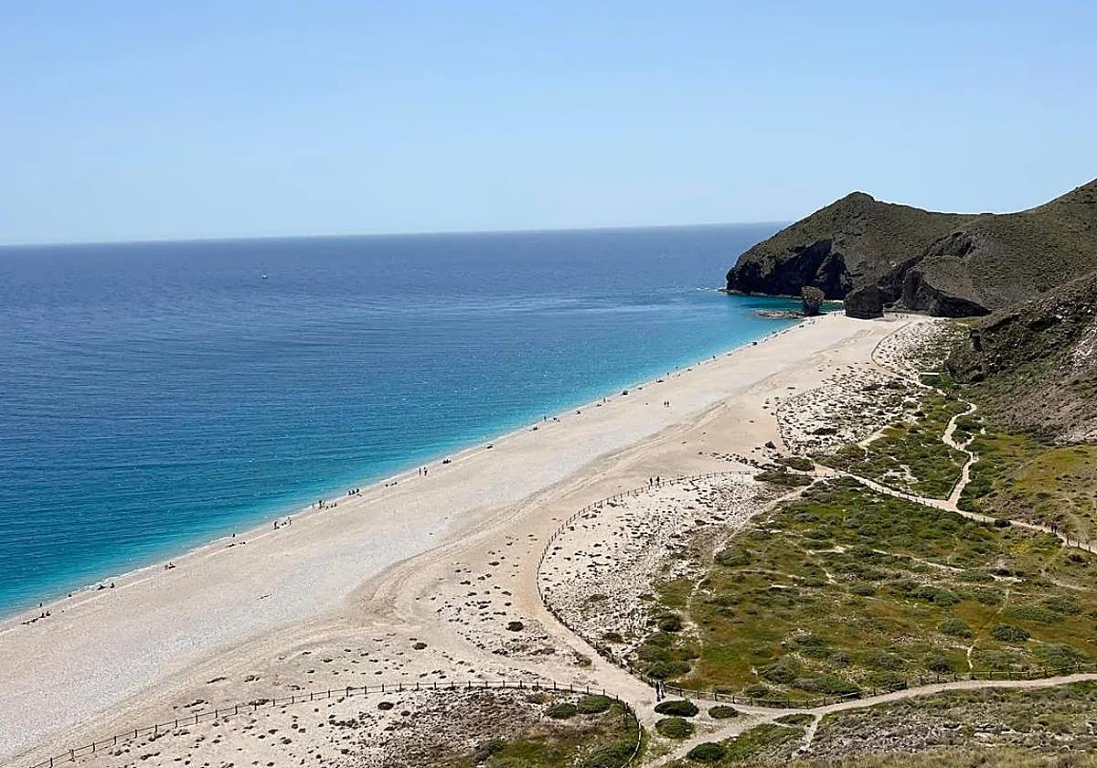 Vista de la playa de Los Muertos en Carboneras (Almería)