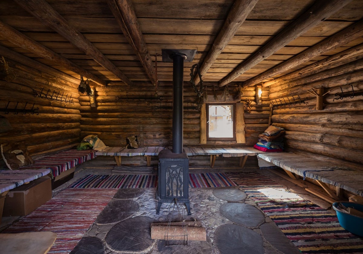 Una sauna tradicional en Finlandia. Las piedras calientes en una estufa cerrada alimentada en la forma más tradicional con leña provocan una oleada de vapor que se transmite a la piel