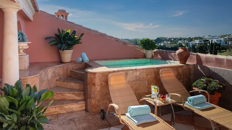 Piscina privada de una habitación del hotel Villa Padierna Palace