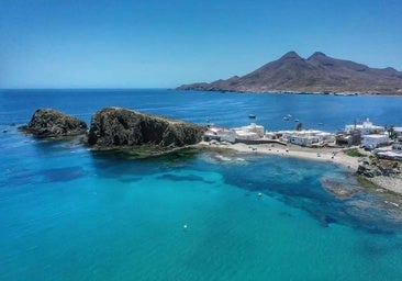 La 'pequeña Mykonos' andaluza: así es el bonito pueblo de aguas cristalinas que parece sacado de un cuento