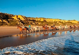 Cinco rutas a caballo por las playas de Andalucía para ver atardeceres espectaculares