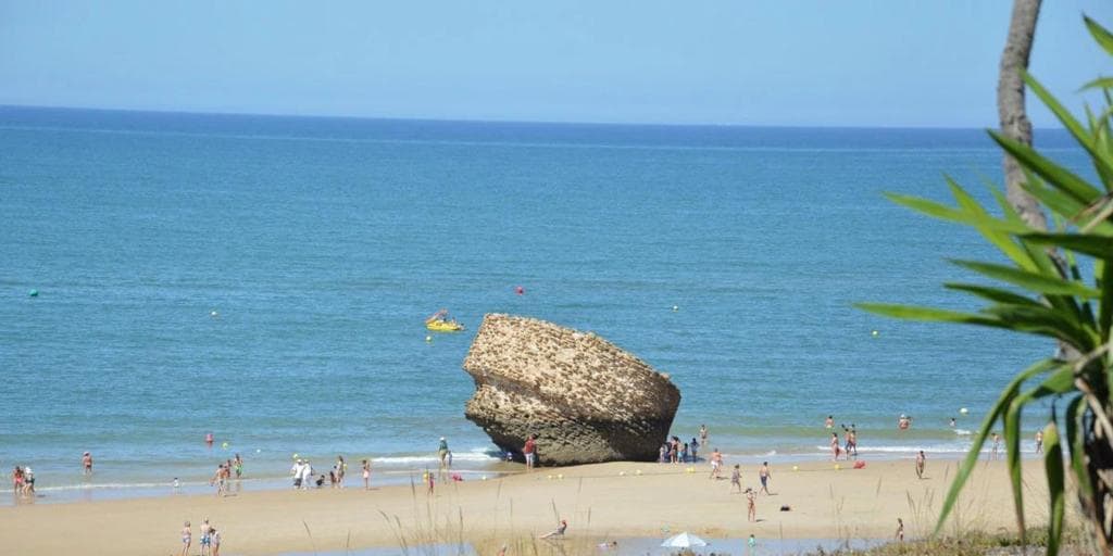 No es un tapón: este es el verdadero origen de la roca gigante de Matalascañas