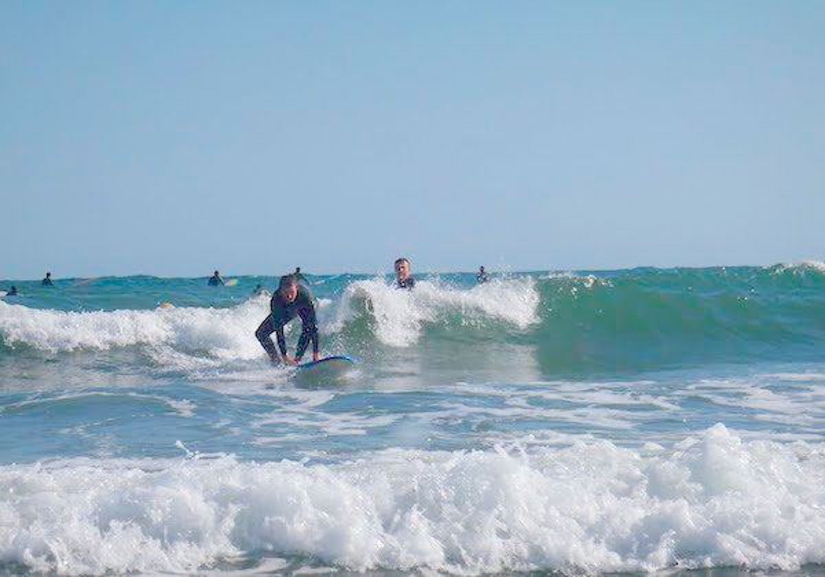 La práctica del surf aumenta en la playa marbellí de Cabopino