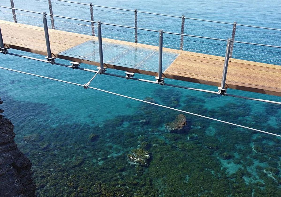 La pasarela de Jolúcar, en Granada, es el primer puente colgante de la costa mediterránea en España