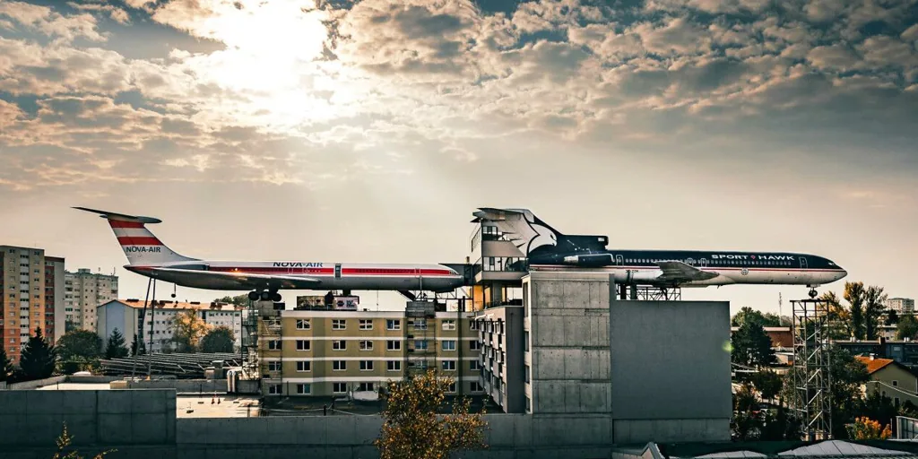 Dos auténticos aviones sobre el techo de un mismo edificio