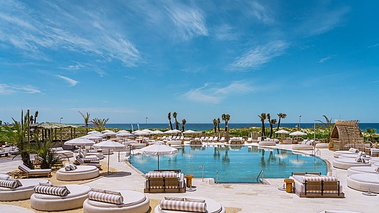 Así es el nuevo club de playa de El Palmar donde se puede comer y pasar todo el día