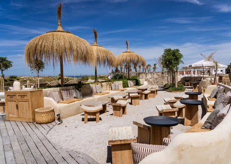 Imagen secundaria 1 - El club de playa Valhalla, en El Palmar, Cádiz, ofrece gastronomía de producto, cócteles y música junto a su piscina y enfrente del mar.