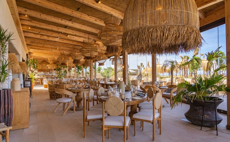 Imagen principal - El club de playa Valhalla, en El Palmar, Cádiz, ofrece gastronomía de producto, cócteles y música junto a su piscina y enfrente del mar.