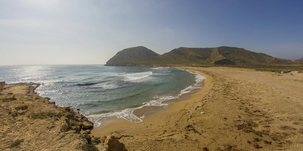 La playa favorita de los campers se esconde entre unas montañas de Almería