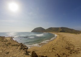 La playa favorita de los campers se esconde entre unas montañas de Almería