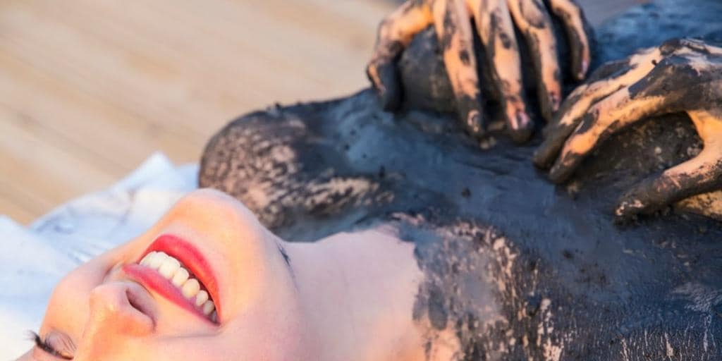 Esta es la playa andaluza perfecta para la ‘fangoterapia’ y los baños de barro gratis