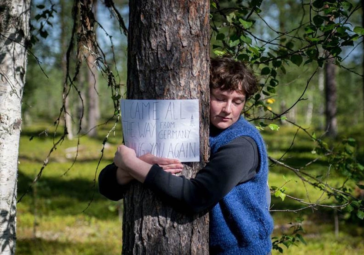 Uno de los participantes en los Campeonatos Mundiales de TreeHugging, Abrazar Árboles