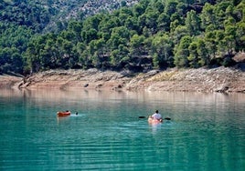 El lago escondido en Jaén donde puedes bañarte en aguas turquesas