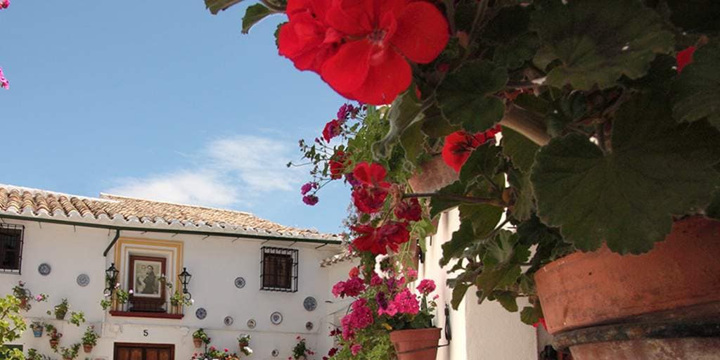 El pueblo blanco de Córdoba con calles de flores que parece sacado de una postal